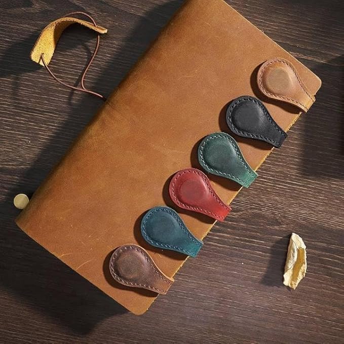 Personalized Magnetic Leather Bookmark, 26 Letters Custom Leather Bookmarks, Handmade, Leather Magnetic Bookmark for Book Lovers Readers Women Kid(Brown，B）