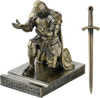 NCQIXIAO Medieval Templar Vanguard Officer Knight Pen Holder Pen Stand Desk Organizers and Accessories Resin Mobile Phone Stand as Gift for Office and Home Desk Organizer (Bronze)